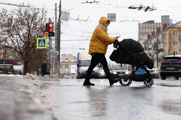 Улица полна снегожидкостей: фоторепортаж с затопленных дорог и тротуаров Тулы Улица полна снегожидкостей: фоторепортаж с затопленных дорог и тротуаров Тулы