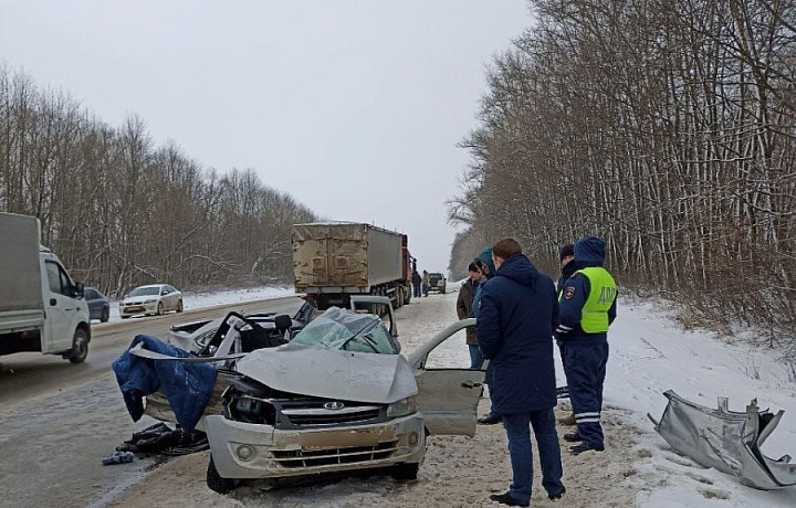 Две фуры и легковушка устроили смертельное ДТП на трассе М-2 в Тульской области Две фуры и легковушка устроили смертельное ДТП на трассе М-2 в Тульской области