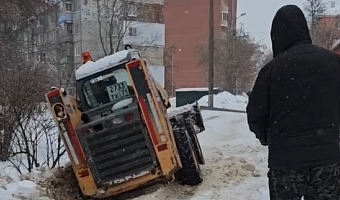 В Туле на улице Седова в снегу застрял снегоуборочный трактор