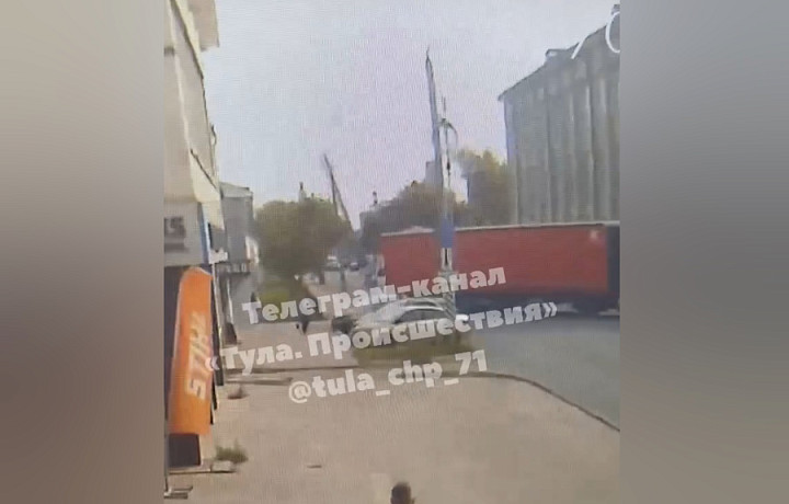 Водитель фуры «уронил» столб на улице Мосина в Туле при повороте Водитель фуры «уронил» столб на улице Мосина в Туле при повороте