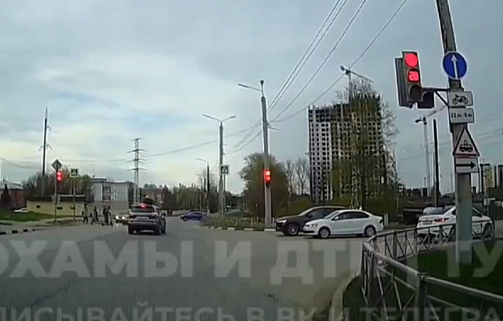 Туляк на легковом авто, пролетевший на «красный», чуть не сбил пешеходов и самокатчика на улице Кирова