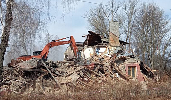 В Киреевске снесли частично обрушившийся аварийный дом на улице Октябрьской