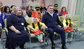 Алексей Дюмин поздравил с Новым годом детей в социально-реабилитационном центре