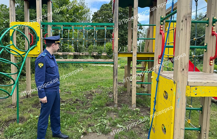 На улице Мира в Заокском прокуратура нашла небезопасную детскую площадку На улице Мира в Заокском прокуратура нашла небезопасную детскую площадку