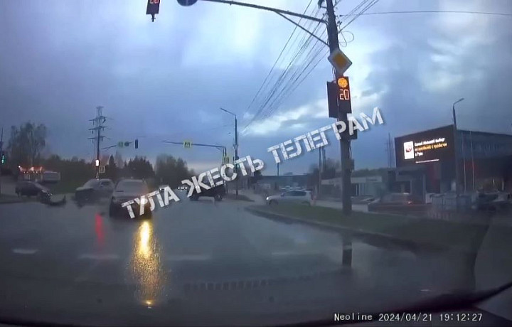 Момент тройного ДТП на улице Рязанской в Туле попал на запись регистратора