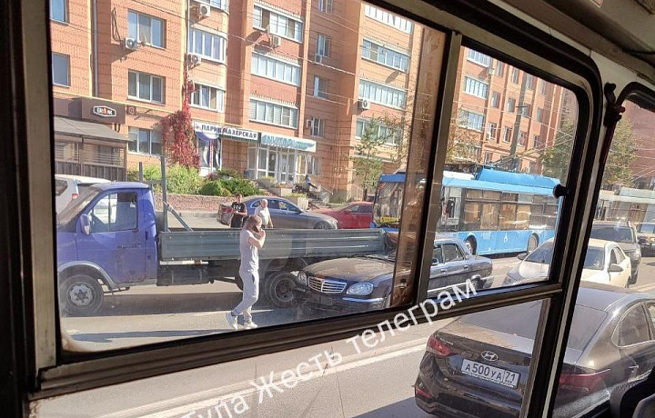 На улице Болдина в Туле грузовик снес половину крыши у "Волги" На улице Болдина в Туле грузовик снес половину крыши у "Волги"