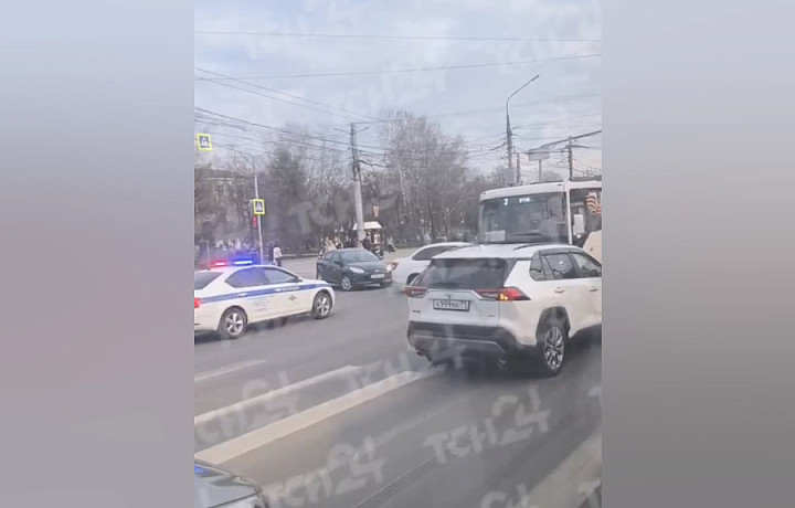 Проспект Ленина в Туле встал в серьезной пробке вечером 17 апреля Проспект Ленина в Туле встал в серьезной пробке вечером 17 апреля