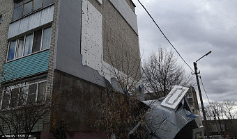 В тульском Скуратово из-за сильного ветра оторвало фасад на многоэтажке