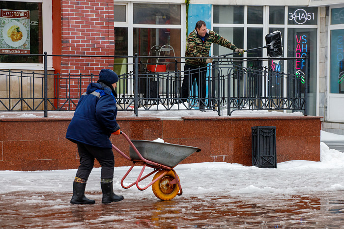 Улица полна снегожидкостей: фоторепортаж с затопленных дорог и тротуаров Тулы Улица полна снегожидкостей: фоторепортаж с затопленных дорог и тротуаров Тулы