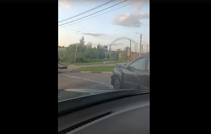 На перекрестке улиц Октябрьской и Карпова в Туле произошло ДТП На перекрестке улиц Октябрьской и Карпова в Туле произошло ДТП