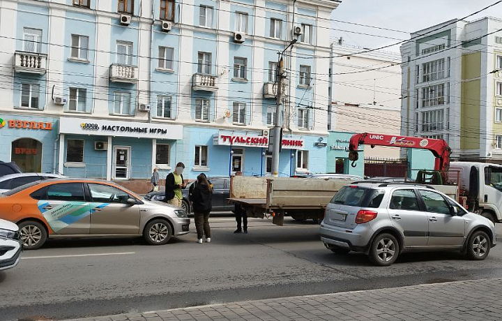 На перекрестке улиц Тургеневской и Советской в Туле каршеринг влетел под кузов фуры