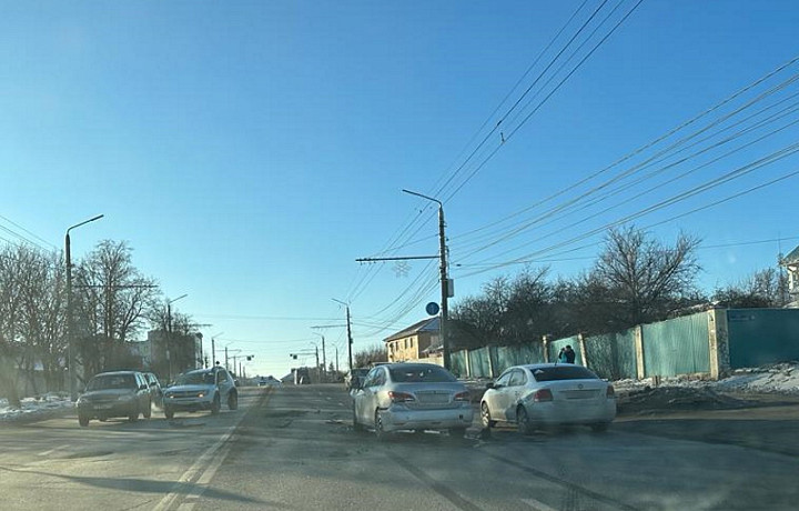На улице Дмитрия Ульянова в Туле произошло ДТП с участием двух легковушек