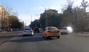 Таксист подрезал двух электросамокатчиков на улице Дмитрия Ульянова в Туле