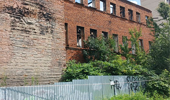 Руины на продажу: «кирпичной свалке» и пристанищу бомжей на улице Бундурина хотят дать вторую жизнь