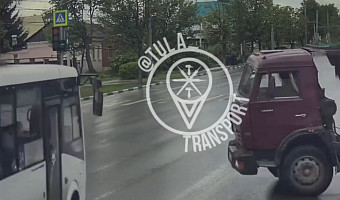 «Камаз» врезался в автобус на улице Октябрьской в Туле: момент ДТП попал на видео