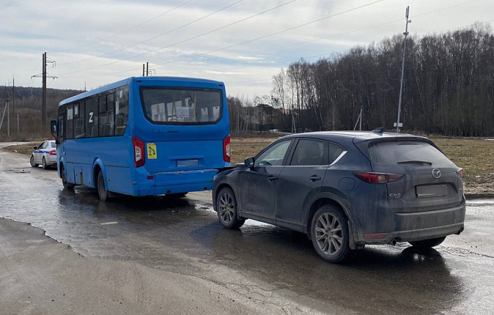В Северной Мызе в Туле столкнулись автобус и легковушка В Северной Мызе в Туле столкнулись автобус и легковушка