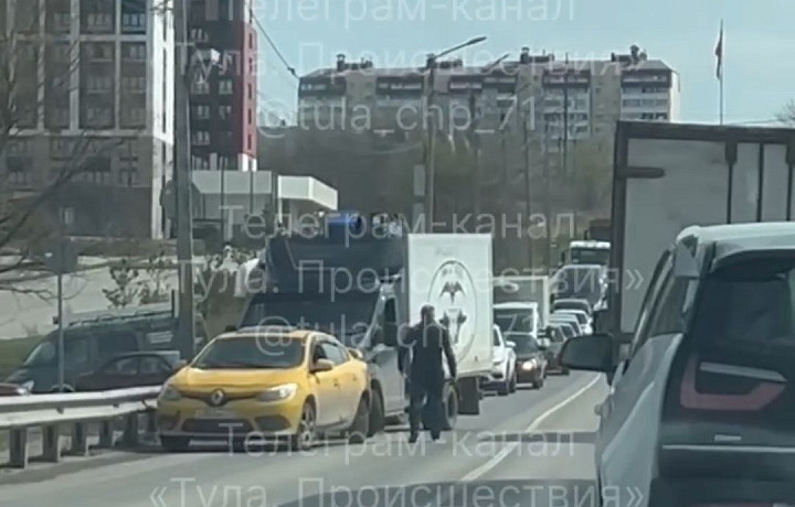 Калужское шоссе встало в пробке из-за ДТП на выезде из Тулы Калужское шоссе встало в пробке из-за ДТП на выезде из Тулы