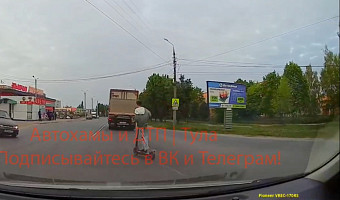 Автомобилисты засняли «самокатчика-камикадзе» на дороге в Новомосковске