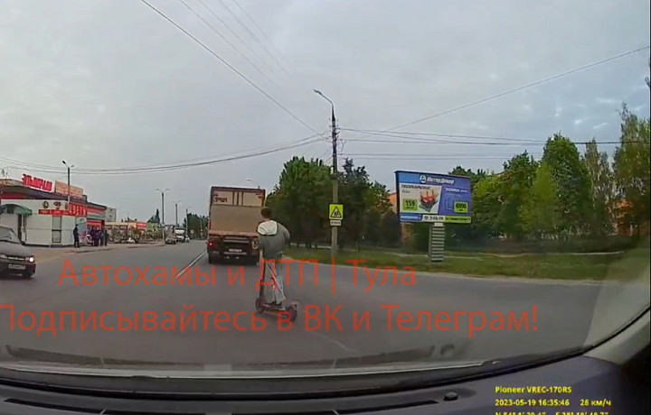 Автомобилисты засняли «самокатчика-камикадзе» на дороге в Новомосковске Автомобилисты засняли «самокатчика-камикадзе» на дороге в Новомосковске
