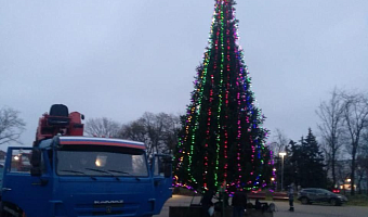 Туляки установили новогоднюю елку в Левобережном районе Мариуполя