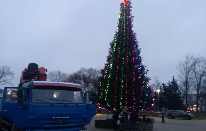 Туляки установили новогоднюю елку в Левобережном районе Мариуполя