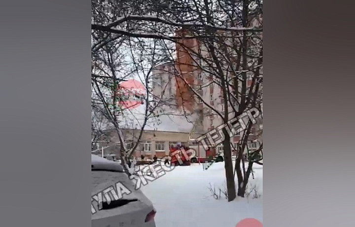 На улице Полюсной в Туле загорелось общежитие На улице Полюсной в Туле загорелось общежитие
