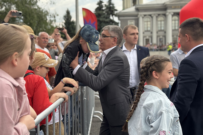 Дмитрий Миляев за рулем раритетной «Победы» дал старт ретро-ралли в Туле Дмитрий Миляев за рулем раритетной «Победы» дал старт ретро-ралли в Туле