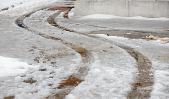 Улица полна снегожидкостей: фоторепортаж с затопленных дорог и тротуаров Тулы