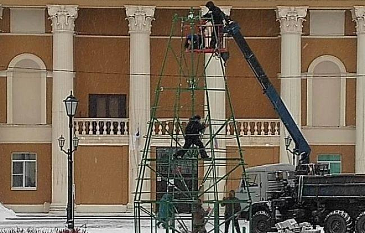 В Щекине началась установка новогодней елки В Щекине началась установка новогодней елки
