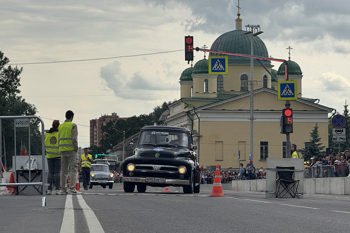 Дмитрий Миляев за рулем раритетной «Победы» дал старт ретро-ралли в Туле Дмитрий Миляев за рулем раритетной «Победы» дал старт ретро-ралли в Туле