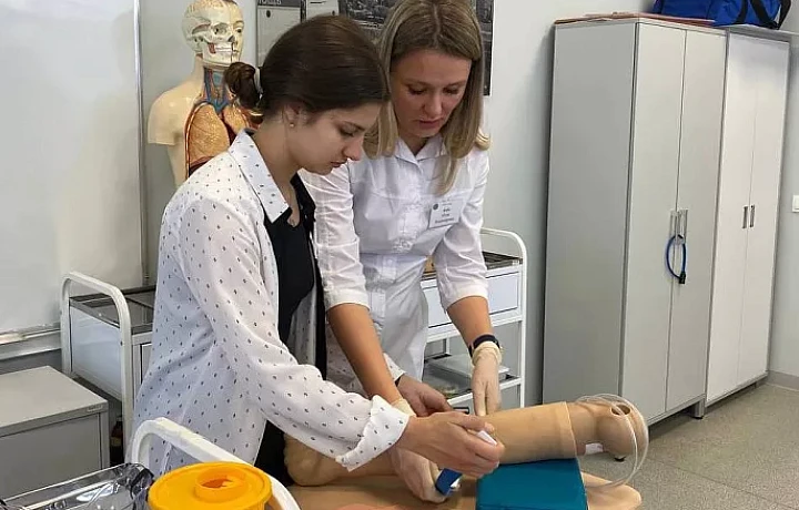 Тульские школьники посетили медицинский колледж Тульские школьники посетили медицинский колледж