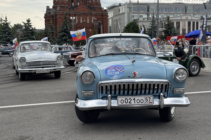 Дмитрий Миляев за рулем раритетной «Победы» дал старт ретро-ралли в Туле Дмитрий Миляев за рулем раритетной «Победы» дал старт ретро-ралли в Туле