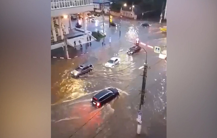 Туляки показали затопленные дороги, подземные переходы, гаражи и транспорт после сильного ливня 4 августа Туляки показали затопленные дороги, подземные переходы, гаражи и транспорт после сильного ливня 4 августа