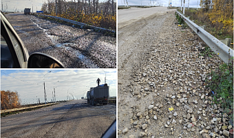В Тульской области водители грузовиков организовали стоянку прямо на трассе: одну полосу уже испортили, завалив ее щебнем и грязью