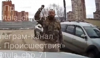 В Туле мужчина в камуфляжной куртке с ножом бросился на машину