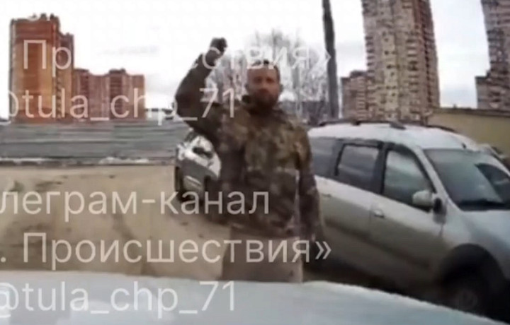 В Туле мужчина в камуфляжной куртке с ножом бросился на машину В Туле мужчина в камуфляжной куртке с ножом бросился на машину